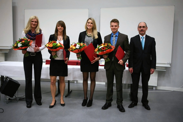 „Ausgezeichnete“ Studierende! Von links nach rechts: Isabell Feldmann, Sandra Moser, Franziska Stobbe, Robin Küppers und Herr Paul Smith von der Sparkasse Düsseldorf.