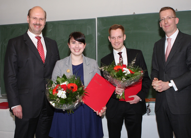 Andreas Goßmann (Stadtsparkasse Düsseldorf), Janni Deitenbach (Preisträgerin), Tobias Neef (Preisträger), Prof. Dr. Karsten Lorenz (Vorsitzender des Prüfungsausschusses des Fachbereichs Wirtschaft).