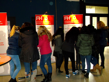 Belagert: Der Info-Stand der Zentralen Studienberatung.