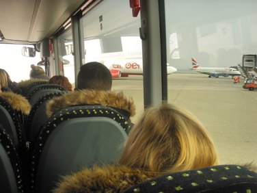 Auf dem Flughafen erlebten die Teilnehmer eine rund zweistündige Rundfahrt mit Einblicken in sonst nicht zugängliche Bereiche. Foto: Michael Kirch