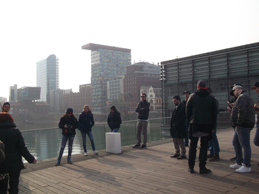 Der Medienhafen bildete einen architektonisch besonders attraktiven Haltepunkt der Stadtrundfahrt. Foto: Thomas Grischkat