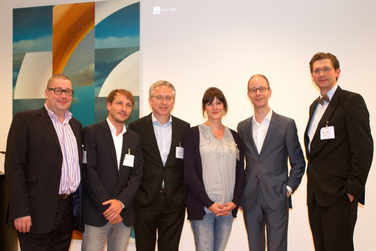 Renommierte Expertinnen und Experten (v. l. n. r.): Michael Enzenauer (Geschäftsführer k2mediasales), Marek Baum (Senior Plattform-/Produkt Manager Video & Mobile, BILD digital GmbH&Co. KG), Jürgen Sewczyk (Leiter der Arbeitsgruppe Smart-TV bei der Deutschen TV-Plattform/JS Consult), Claudia Pelzer (Business Development Startups & Innovation, UFA Lab), Torsten Zarges, (Chefreporter DWDL.de und Moderator der Tagung), Prof. Dr. Olexiy Khabyuk (Vertretungsprofessur für BWL, insb. Kommunikation und Multimedia am Fachbereich Wirtschaft der Fachhochschule Düsseldorf)
