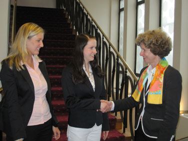 Christina Ortkraß (v.l.) und Anja Schneider freuten sich mit Heidi Schädlich, Geschäftsführerin des Düsseldorfer Industrie-Clubs, über die Stipendien. Foto: Hans-H. Bleuel