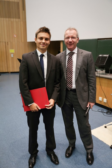 Über den Preis der Stadtsparkasse Düsseldorf durften sich auch Herr Cristian Mirimao und Frau Anna Hermes freuen, die derzeit einen Auslandsaufenthalt absolviert.