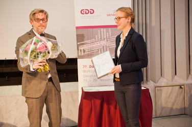 Frau Céline Fabienne Lücken wurde mit dem Förderpreis der GDD ausgezeichnet. Urkunde und Blumenstrauß überreichte Prof. Dr. Tobias Keber, Mitglied des wissenschaftlichen Beirats der GDD.