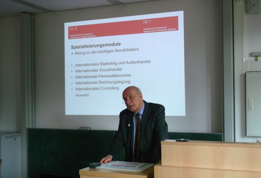 Fascinating: Prof. Dr. Turban bei der Vorstellung des Bachelor-Studienganges „International Management“.