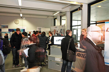 Interessiert verfolgten die Studierenden Vorträge der verschiedenen Unternehmen und nutzten darüber hinaus die Möglichkeit zur persönlichen Kontaktaufnahme. Foto: Jörg Reich