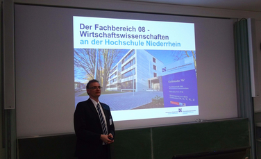 Dekan Prof. Dr. Kirsch präsentiert den Fachbereich Wirtschaftswissenschaften der Hochschule Niederrhein