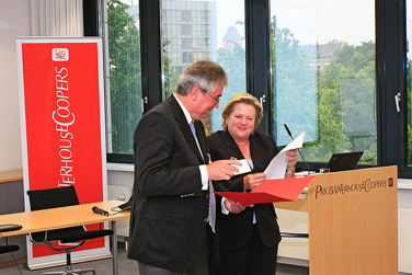 Prof. Dr. Brigitte Grass überreichte Dr. Ralf Bommermann die Urkunde mit der Ernennung zum Honorarprofessor. Foto: Jörg Reich