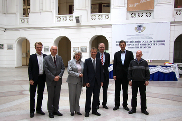 Zu Gast in Nowotscherkassk: V. l. n. r.: Herr Maximilian Müller, Prof. Dr. Manfred Turban, Prof. Dr. Felicitas Albers, Dekan Prof. Dr. H.-H. Bleuel, Prof. Dr. Peter C. Fischer, Prof. Dr. Olexiy Khabyuk, Herr Glatz von der FH Südwestfalen, eine weitere Partnerhochschule der SRSTU